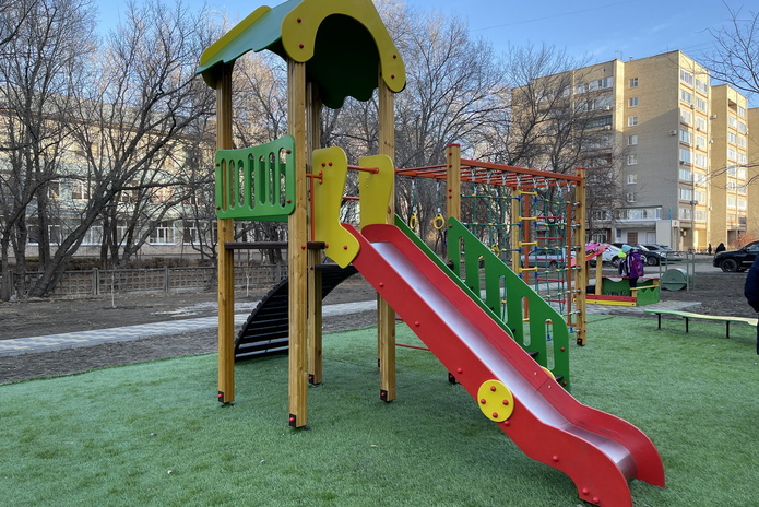 В Усть-Каменогорске новые детские площадки покрывают искусственным газоном